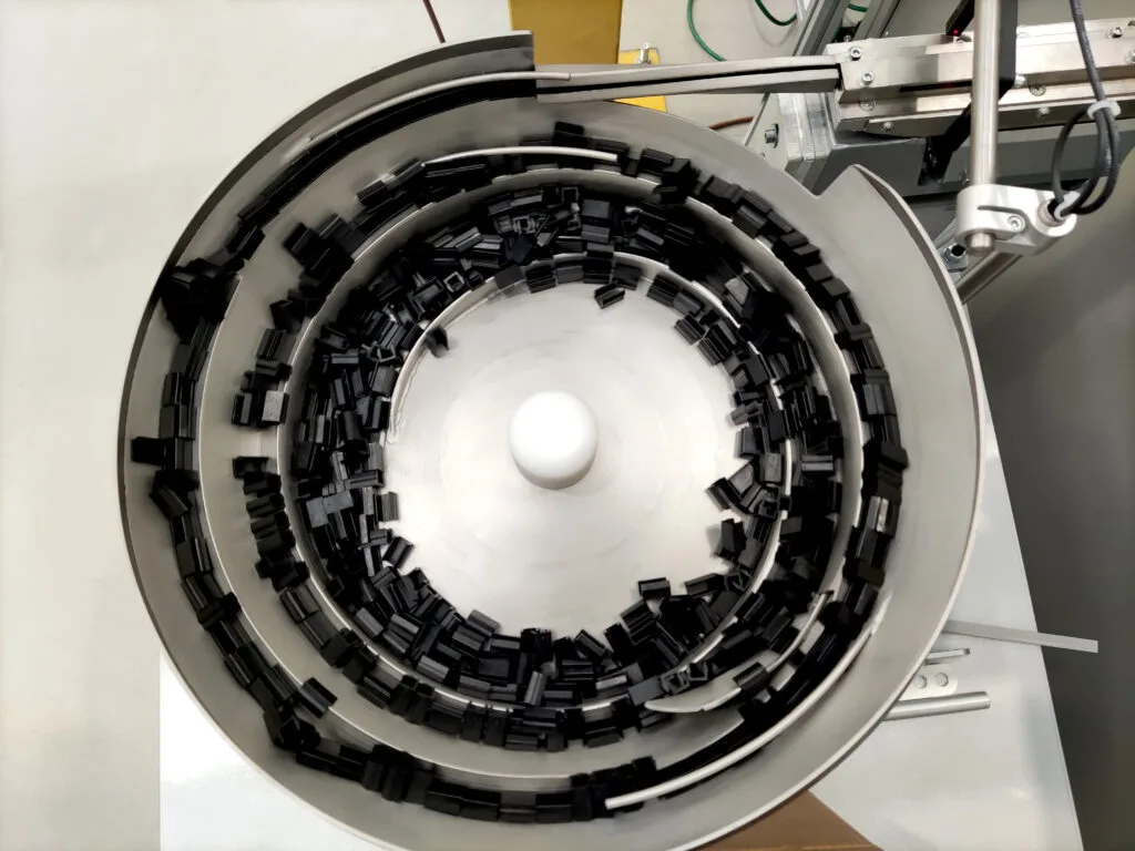 Macchina Pick & Place BMP per applicazione automatica di biadesivi