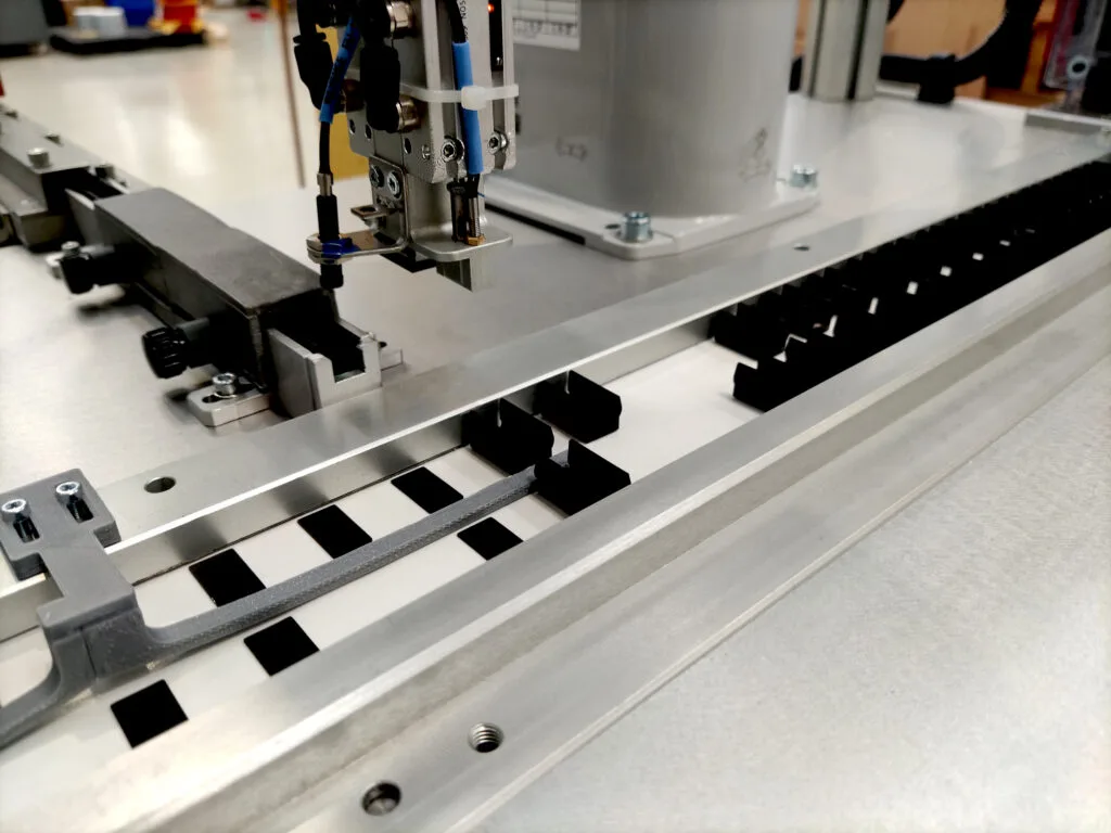 Assemblaggio automatico di biadesivo su supporto tramite macchina Pick & Place