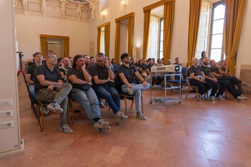 Dipendenti BMP ascoltano la presentazione aziendale seduti in sala